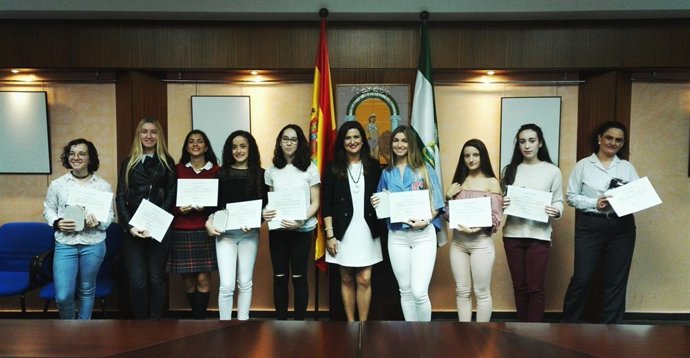 Caballero (c), con las alumnas distinguidas con el Premio Extraordinario de ESO.