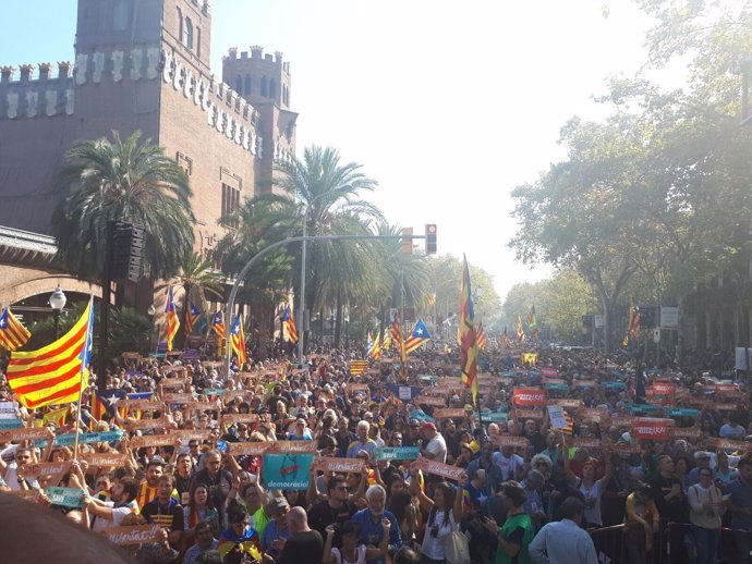 Manifestación ante el Parlament el 27 de octubre entre Pujades y Picasso