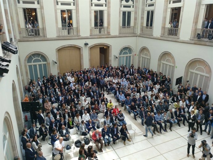 Alcaldes segueixen el ple en el Parlament