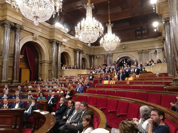 El Parlament sense diputats de Cs i del PP i banderes en els escons