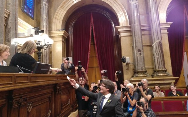 El presidente Carles Puigdemont vota en el Parlament