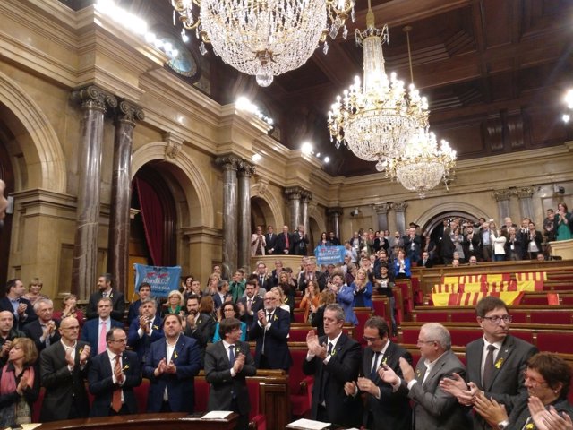 Pleno del Parlament tras declarar constituida la República catalnaa