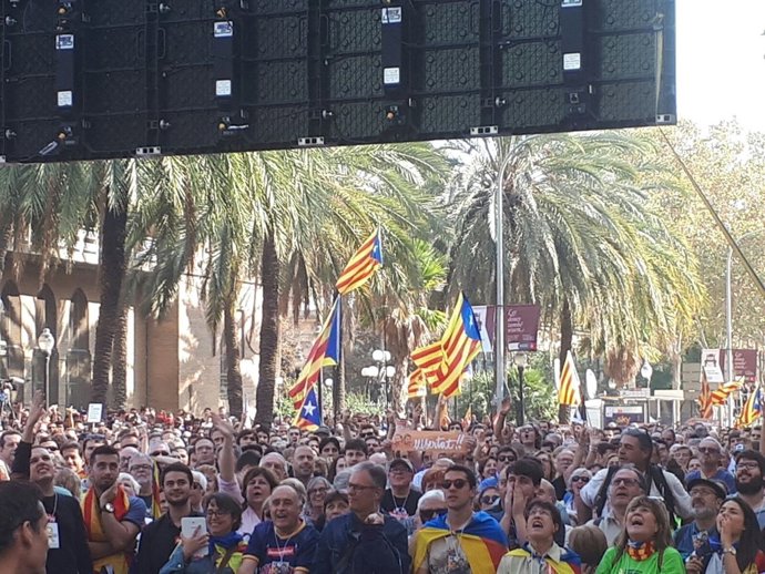 Concentrats seguint el ple del Parlament del 27 d'octubre
