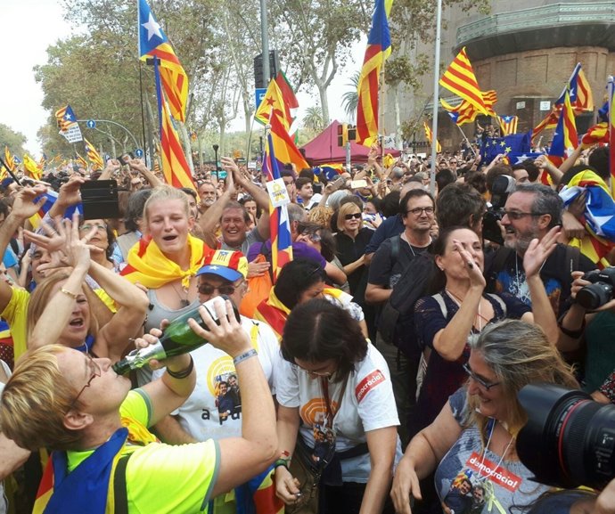Explosió de goig de manifestants al voltant del Parlament després de la declarac