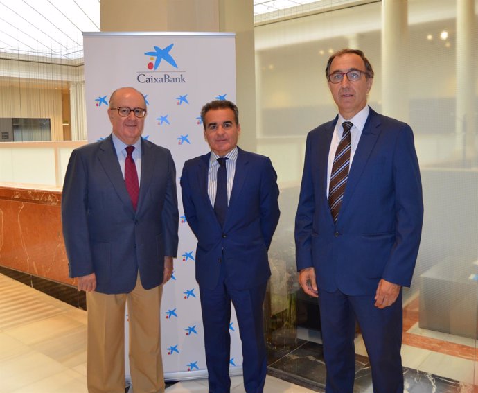 Frima convenio CaixaBank e Ingenieros Industriales de Andalucía Occidental.