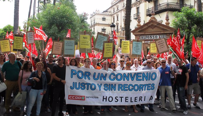Nota De Prensa Y Foto De Ccoo De Sevilla. Marcha Para La Firma De Convenio De Ho