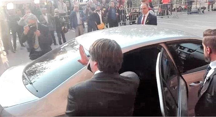 El pte.C.Puigdemont surt del Parlament després de declarar-se la República