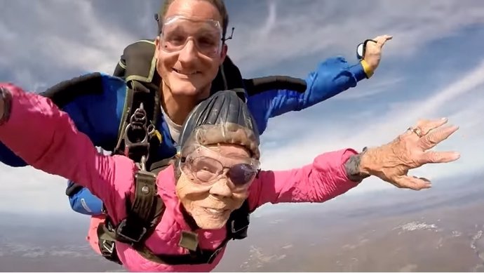 Ella Campel de 94 años salta en paracaídas para celebrar su cumpleaños