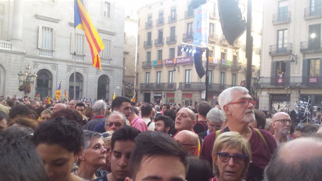 Concentrados en la plaza Sant Jaume con motivo de la declaración de la República