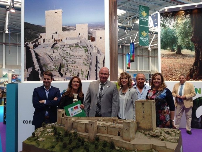 Javier Márquez (c) visita el expositor de Jaén en Tierra Adentro 2017.