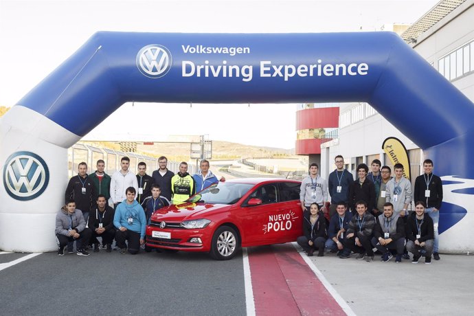 Luis Moya con aprendices de Volkswagen Navarra en un curso de conducción.