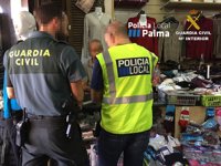 La Policía Local y la Guardia Civil actúan de forma conjunta contra la venta de productos ilegales en Palma