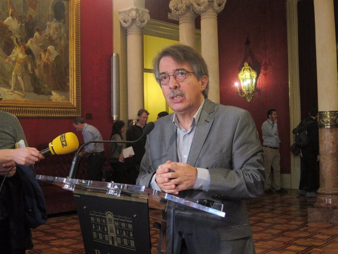 Xavier Pericay en los pasillos del Parlament