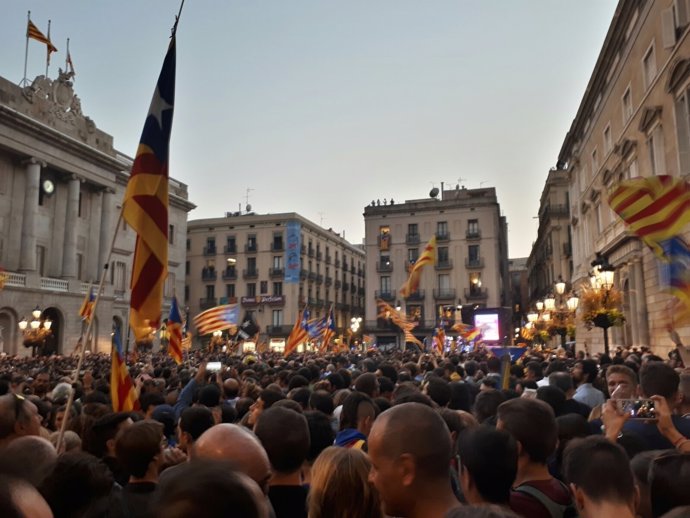 Concentrados en la plaza Sant Jaume tras proclamarse la República