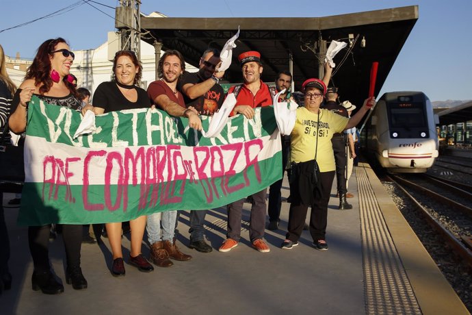 Concentración para reivindicar la reconoxión ferroviaria en Granada