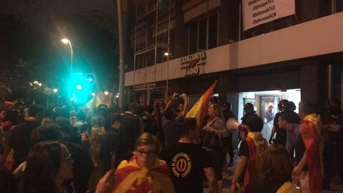 Protesta davant Catalunya Ràdio després de proclamar-se la República