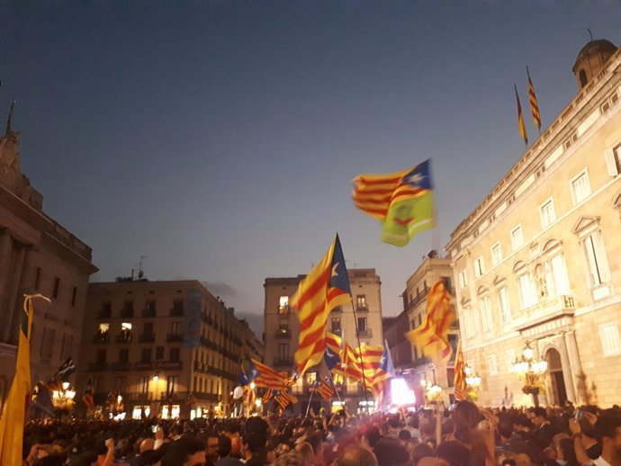 Concentración en plaza Sant Jaume tras proclamarse la República