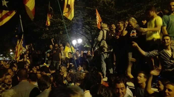 Concentrats en Conselleria d'Economia després del registre de G.Civil per el 1-O