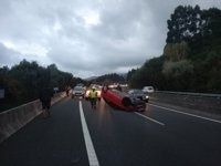 Herido leve tras volcar su vehículo en la A-8 en Liendo, que provoca retenciones de 5 km