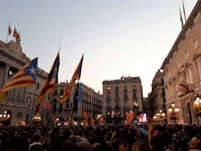 Concentrados en la plaza Sant Jaume de Barcelona tras proclamarse República