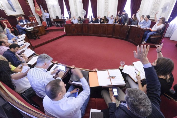 Pleno en el Ayuntamiento de Cádiz