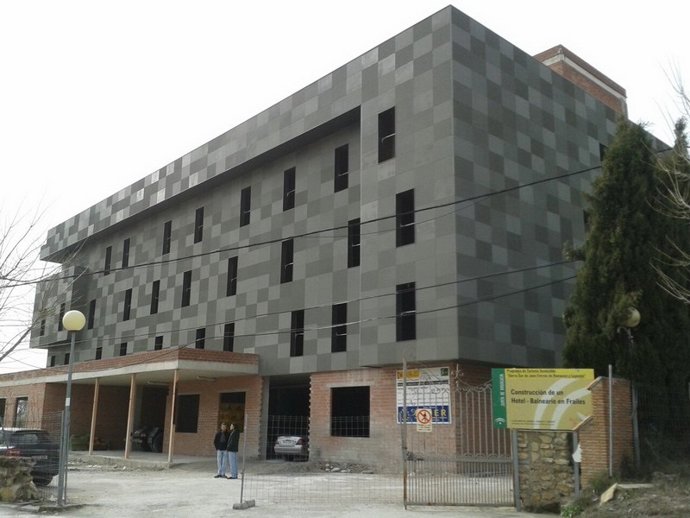 Fachada del futuro hotel balneario de Frailes.