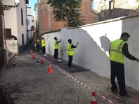 El Ayuntamiento de Granada limpia pintadas en fachadas de la zona Centro-Sagrario y del barrio del Albaicín
