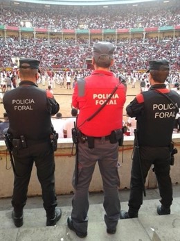 Policías forales supervisando un espectáculo taurino