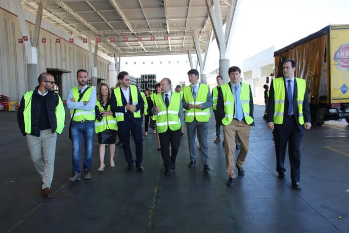 Empresarios participaban en la visita logística al Grupo Ágora - La Zaragozana.
