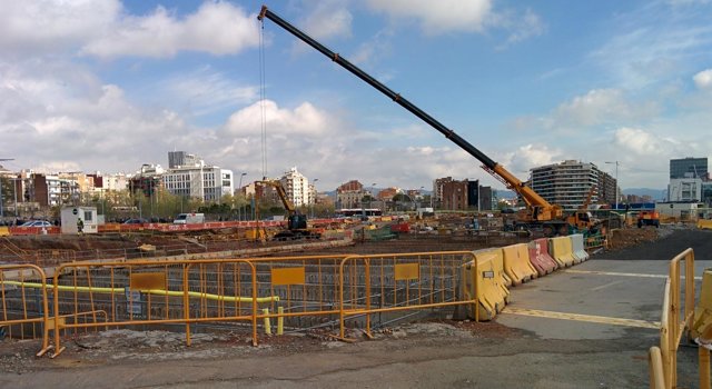 Obras de construcción de la nueva plaza de Glòries, en Barcelona