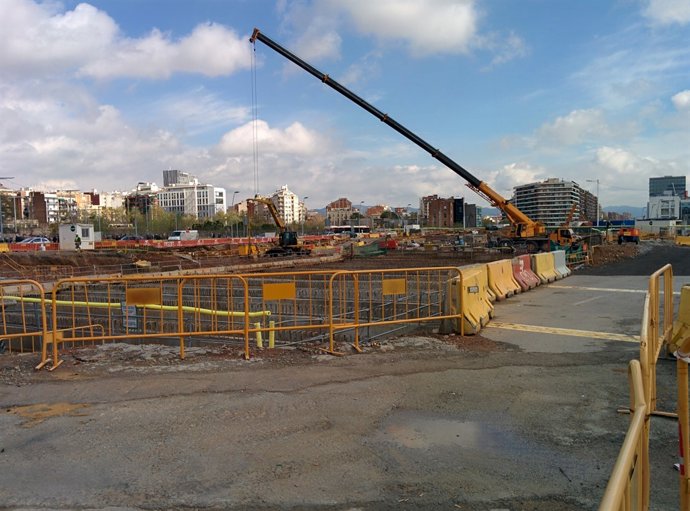 Obres de construcció de la nova plaça de Glòries, a Barcelona