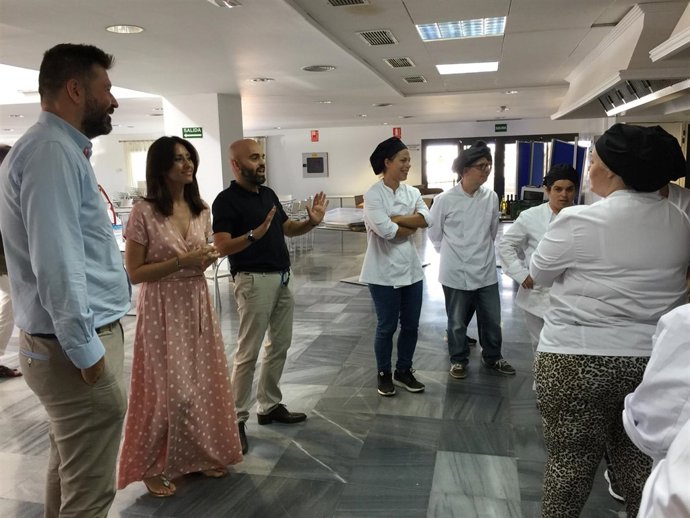 Los alumnos buscan su inserción laboral en auxiliar de cocina en frío.