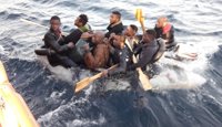 Rescatados en el Estrecho cinco migrantes del agua y ocho de una patera, algunos con hipotermia