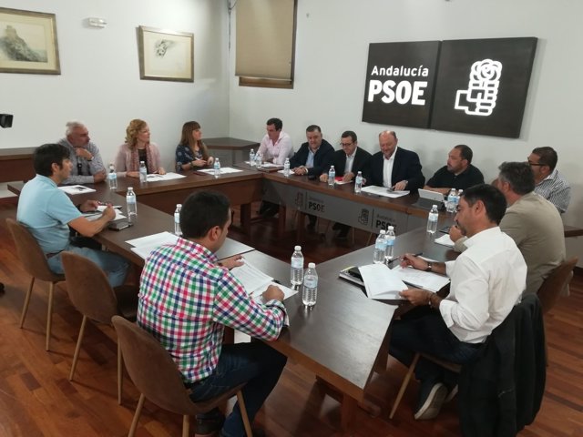 Reunión de Antonio Pradas con responsables de Agricultura en sede del PSOE-A