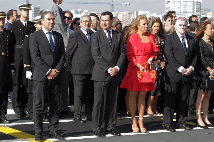 Juanma Moreno en Málaga acto jura de bandera de españa civil Bendodo España