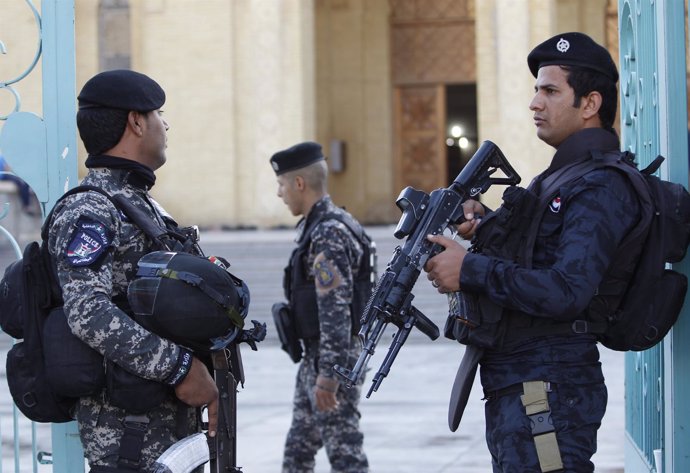 Policías iraquíes