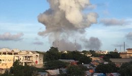 Explosión de dos coches bomba en el centro de Mogadiscio