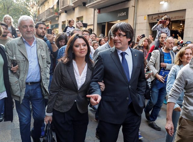 Puigdemont y su esposa pasean por Girona entre vítores y aplausos