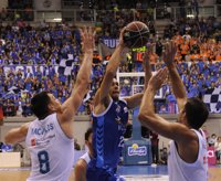 El Madrid sufre para ganar en Burgos y Obradoiro frena al Fuenlabrada