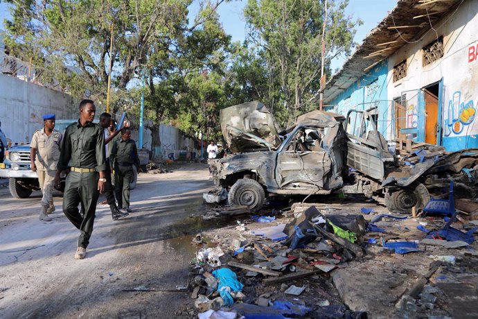 Escena del ataque suicida con coche bomba contra un hotel en Mogadiscio