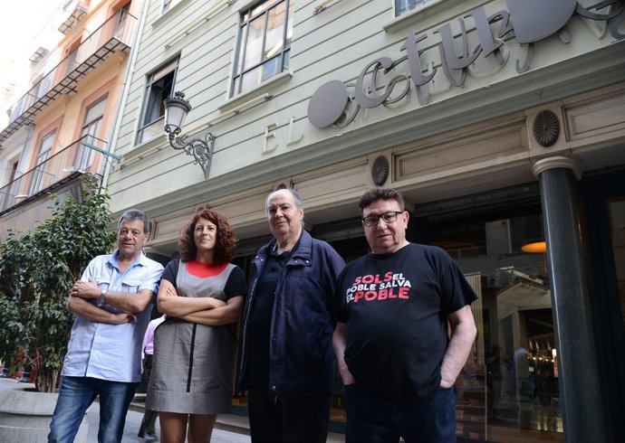 Galardonados en la puerta del OCCC