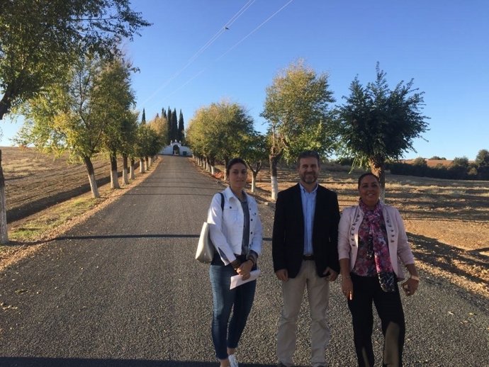 La Diputación de Córdoba realiza obras en el acceso al cementerio de Guadalcázar