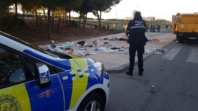 Dispositivo policial y de limpieza para impedir la venta en Charco de la Pava