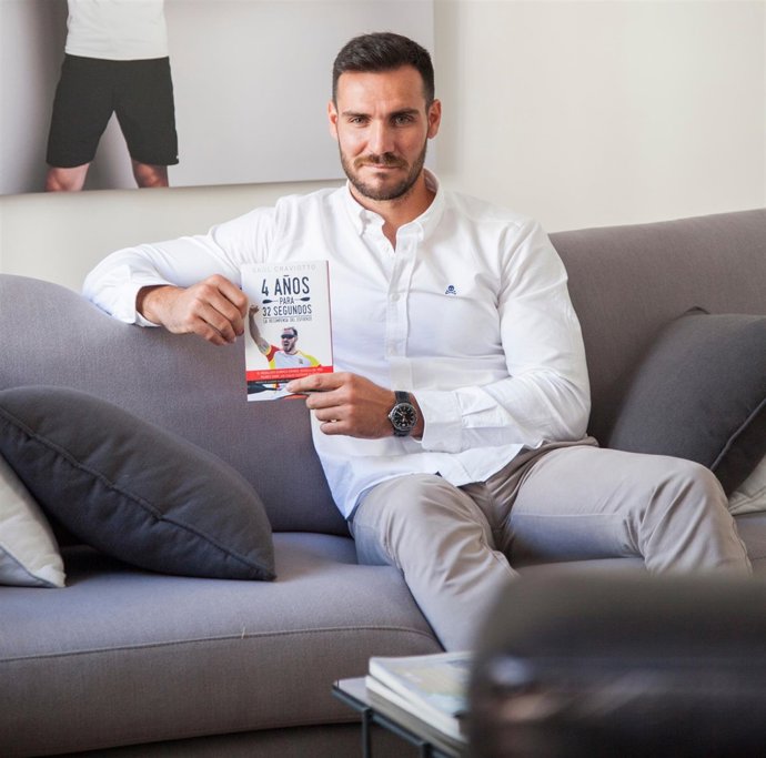 Saúl Craviotto posa con su libro