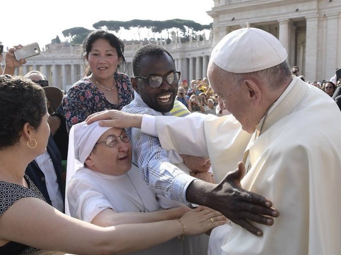 El Papa Francisco saluda a una religiosa en la Plaza de San Pedro