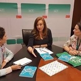 Soledad Pérez (PSOE-A) se reúne con representantes de Fakali