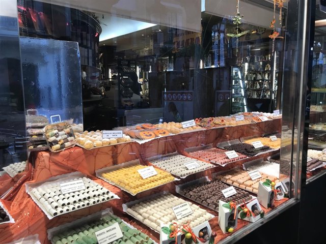 Valladolid.- Un escaparate de una confitería de Valladolid