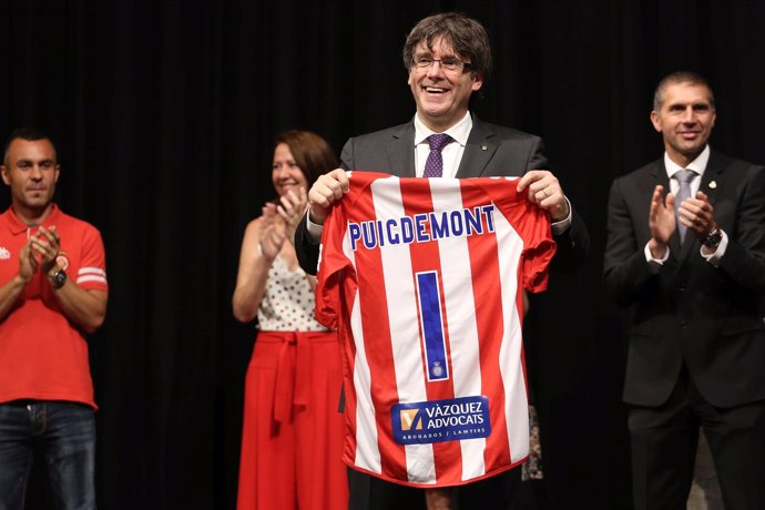 Carles Puigdemont con la camiseta del Girona FC