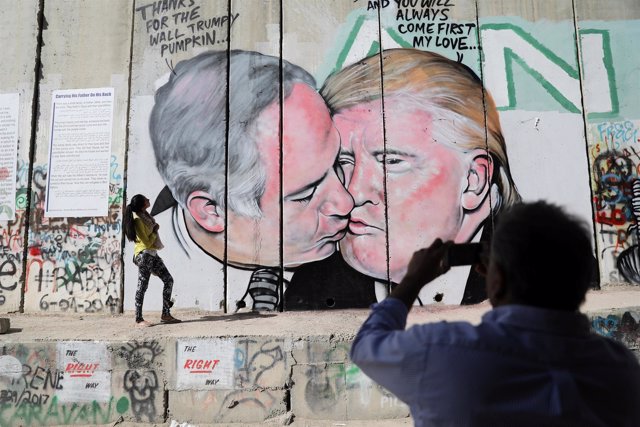 Grafiti de Trump y Netanyahu besándose