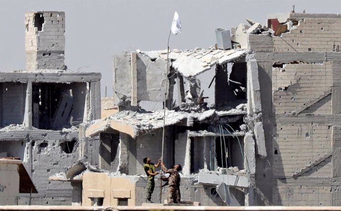 Las FDS colocan una bandera blanca en el hospital de Raqqa